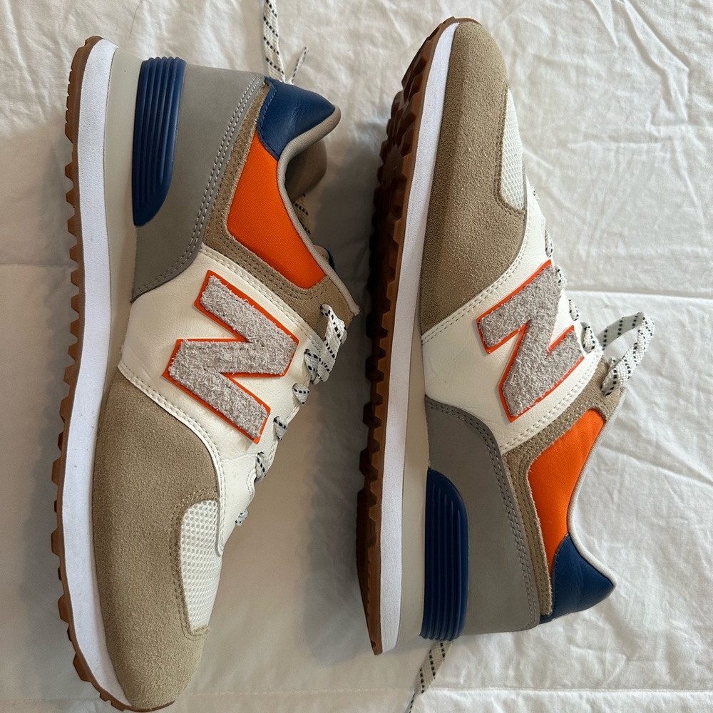Like New - New Balance 574 Classic Sneakers